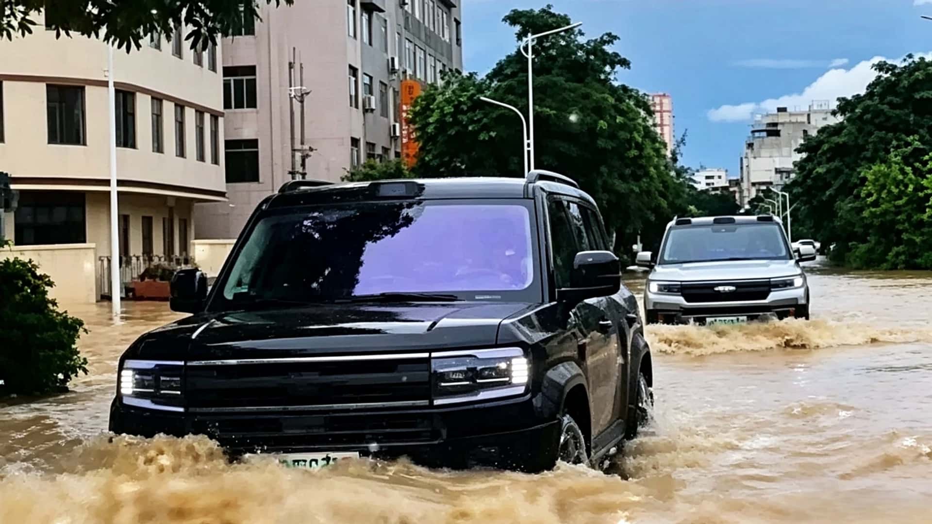 Donos de BYD usam SUVs em resgate após enchentes na China