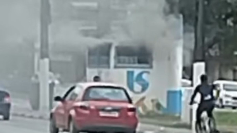 Incêndio atinge estação de esgoto da Sabesp em Guarujá
