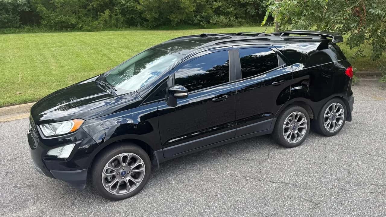 Alguém fez um Ford EcoSport de 6 rodas e pior: está tentando vendê-lo