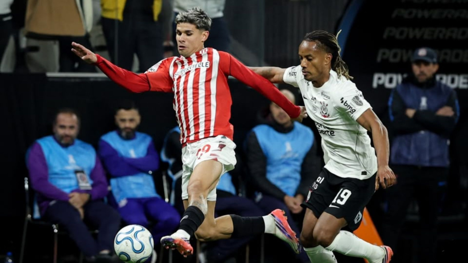 Memphis isola pênalti e Corinthians cai diante do Estudiantes na Libertadores