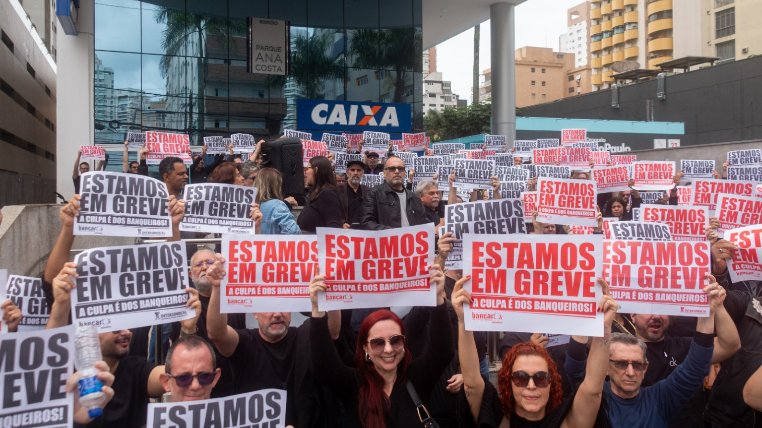 Greve da Caixa chega ao 7º dia na Baixada com novo protesto em Santos