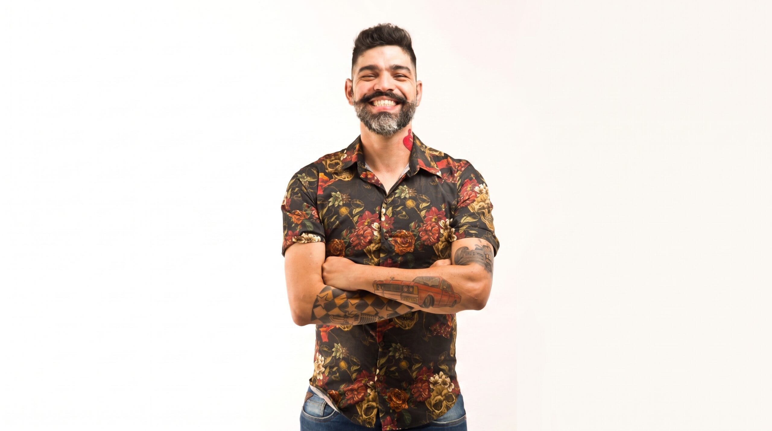 Cantor Nandox comanda happy hour com entrada gratuita na Arenas Evo Santos nesta sexta-feira (4)