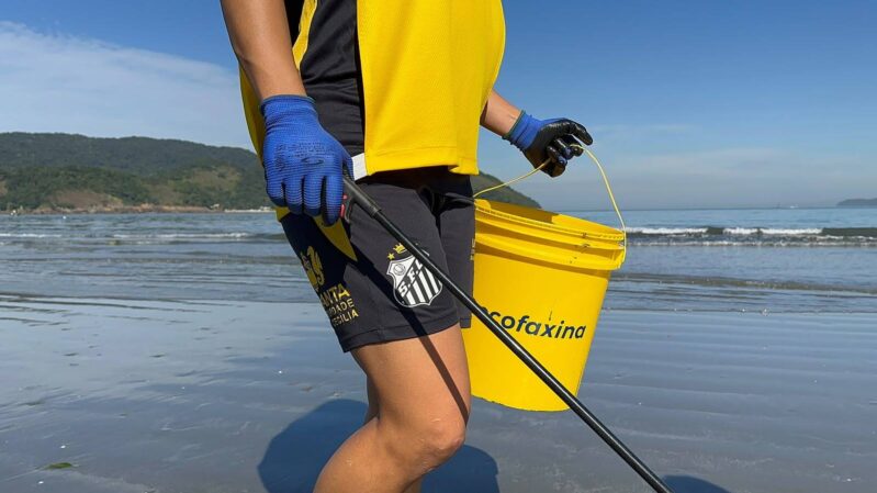 EcoFaxina e Santos F.C. promovem ação de limpeza de praia com o Instituto Leão do Mar