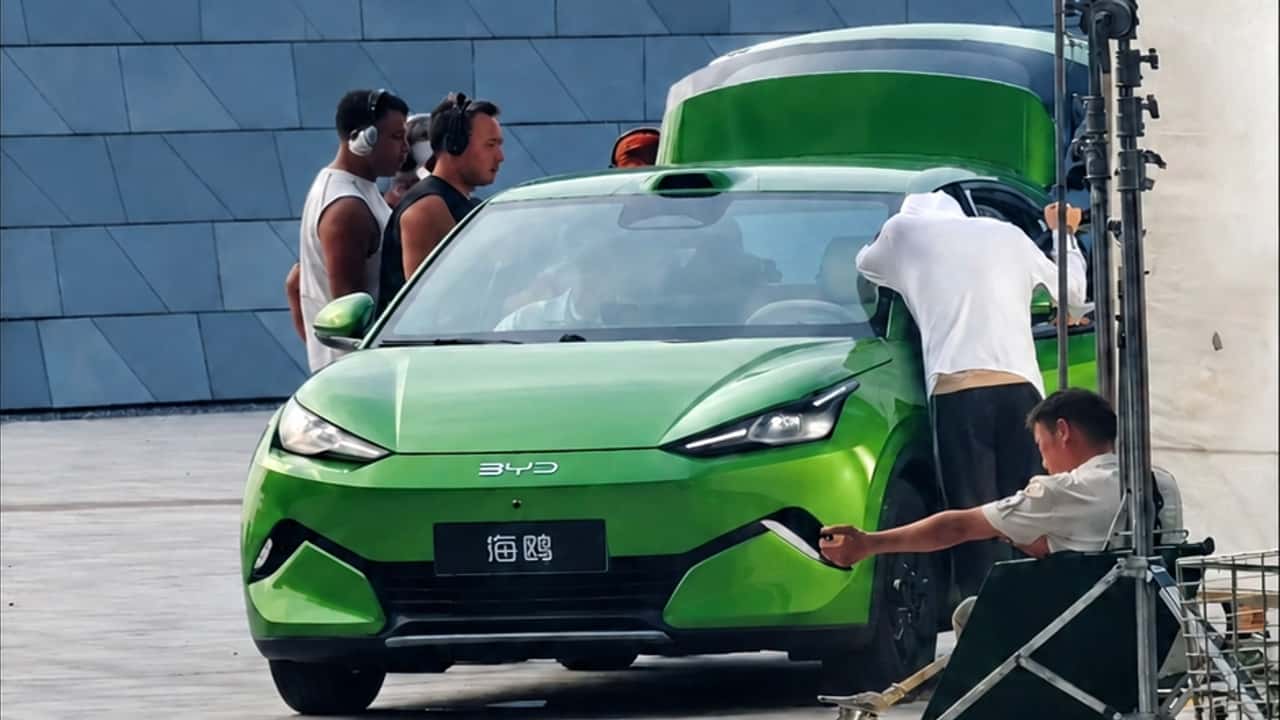 Flagra: novo BYD Dolphin Mini aparece sem disfarce e cresce para encarar Geely EX2
