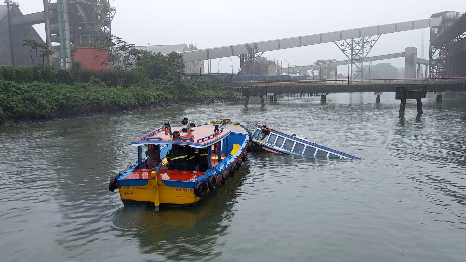 Lancha bate em navio atracado no Porto de Santos