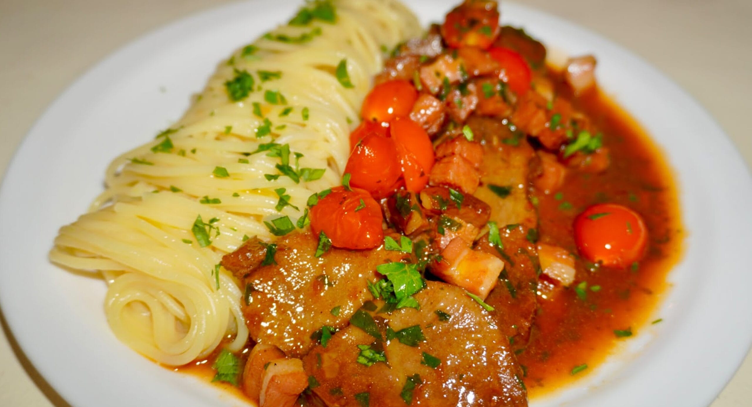 Língua bovina, parmegiana e nhoque são destaques de restaurante em Santos que aposta em comida simples e bem feita