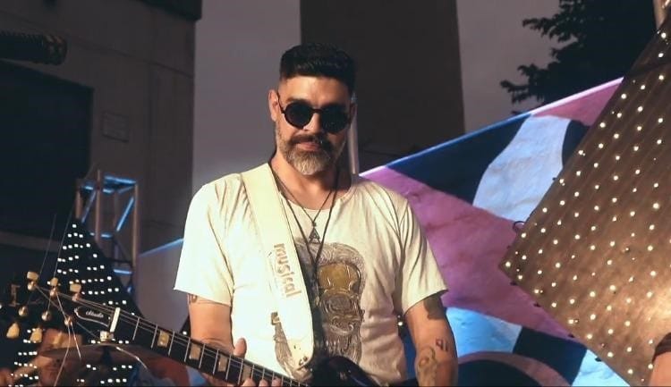 Cantor santista faz show gratuito em shopping nesta sexta-feira com repertório que mistura pop rock, sertanejo e reggae; veja programação