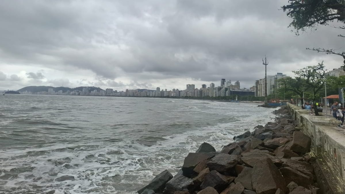 Feriado da padroeira de Santos será de frio com períodos de chuva fraca a moderada; mínima não passa dos 16ºC