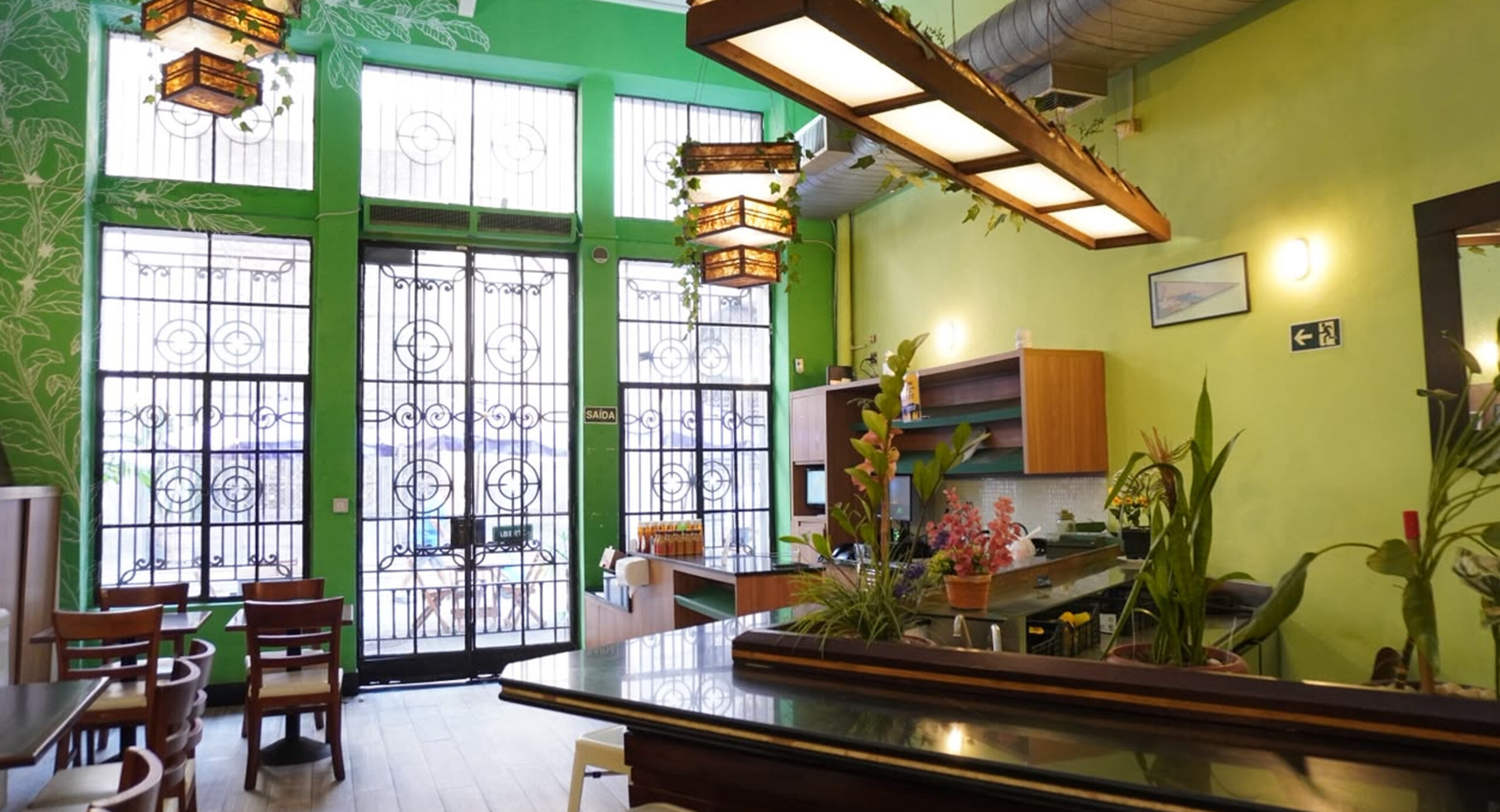 Super Vegetariano completa 40 anos em Santos com receitas tradicionais, clientes fiéis e histórias que atravessam gerações