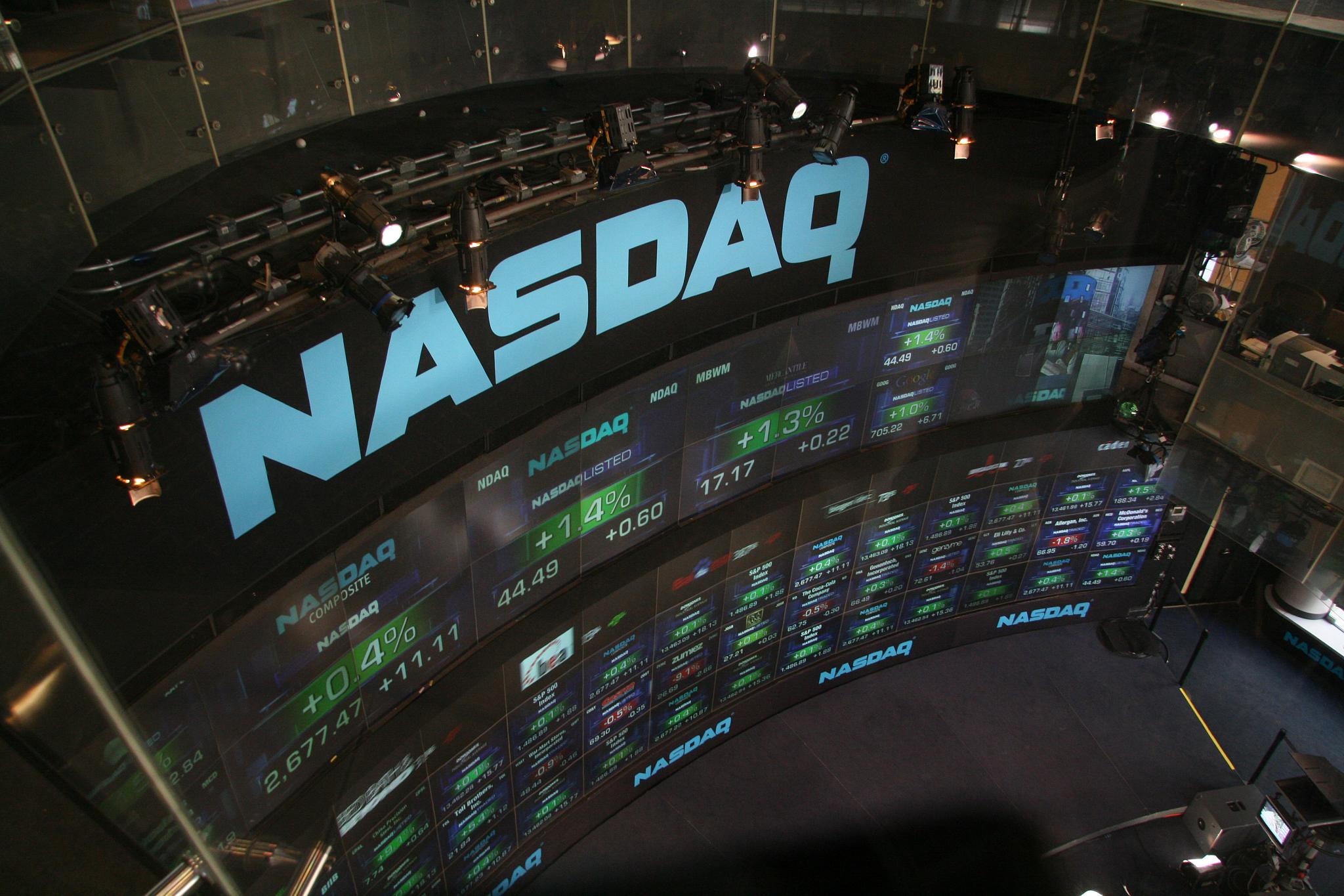 S&P 500 e Nasdaq fecham em baixa com alta do petróleo; ações de chips pesam