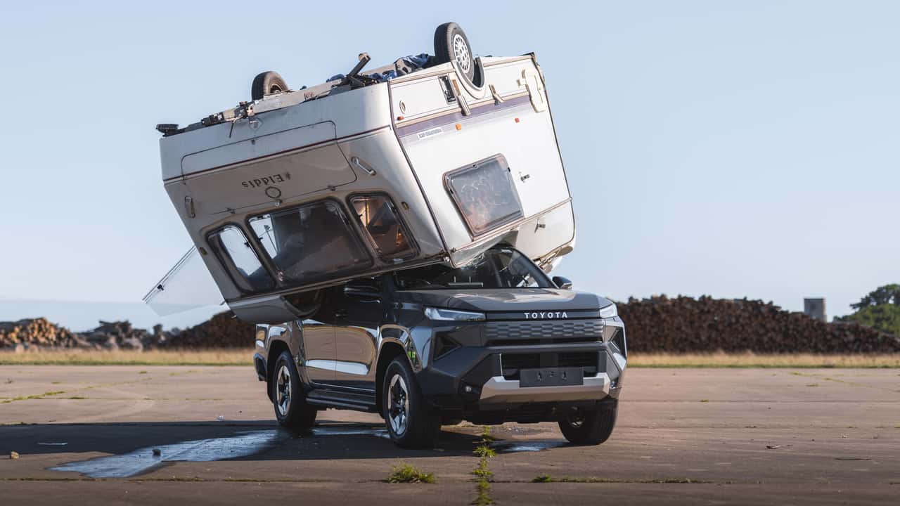 Toyota joga trailer de 760 kg em cima da nova Hilux elétrica; veja no que deu