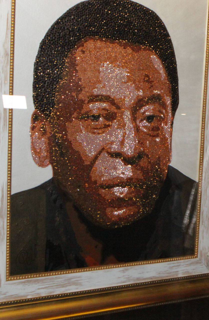 Museu Pelé recebe retrato do craque feito com 17 mil cristais