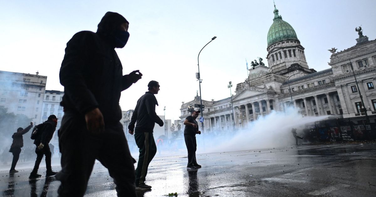 Polícia da Argentina entra em confronto com manifestantes e usa jato d’água