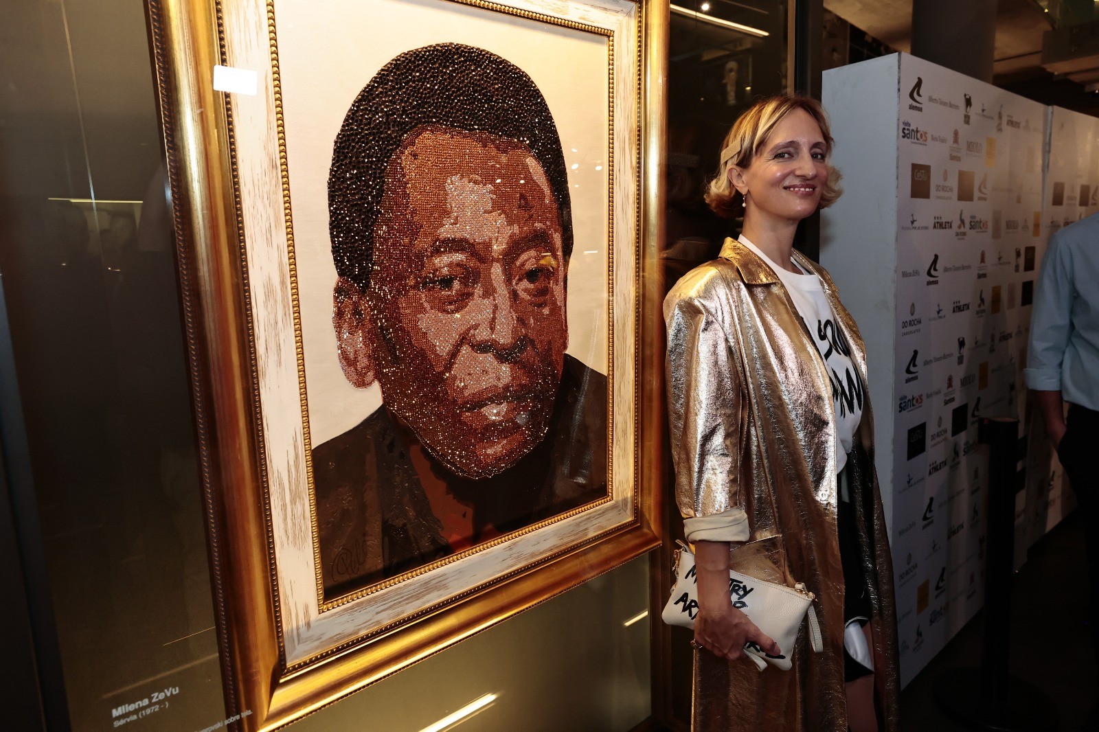 Museu Pelé recebe quadro com 17 mil cristais Swarovski